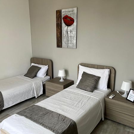 F10 Room 3, Private Room Two Single Beds Shared Bathroom In Shared Flat 음시다 외부 사진